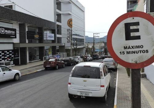 Clientes enfrentam dificuldades para encontrar locais vagos para estacionar. Câmara da Indústria aposta na conscientização(Foto: Maciel Delfino)