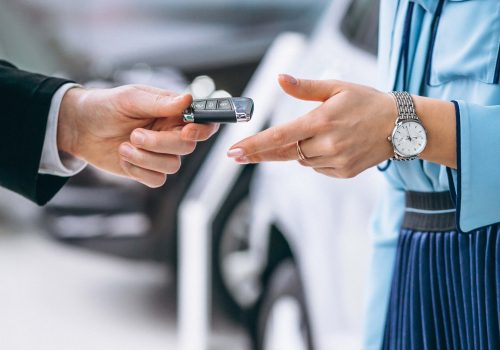 391875_969148_female_hands_close_up_with_car_keys (1)