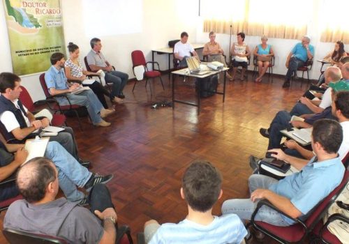 Participantes reuniram-se na quinta-feira, dia 5, no auditório da Administração Municipal (Foto: Divulgação)
