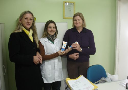 A agricultora Lori Teresinha Dietrich Reckziegel recebeu recentemente o protetor solar da secretária de Saúde, Maria Helena Matte e farmacêutica Patrícia (Foto: Divulgação)