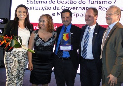 Representantes da Amturvales com a secretária Abgail e o governador Tarso (Foto: Caroline Rodrigues)