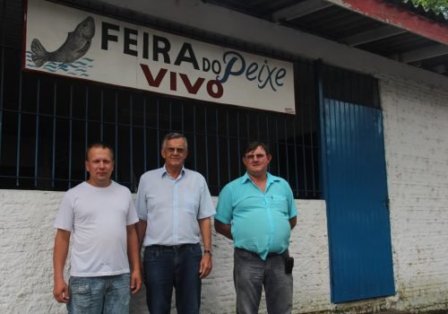 Produtor Fernando Anschau, secretário Braun e o coordenador das feiras, Adelir Webers, junto à Feira do Peixe (Foto: Paulo Ricardo Schneider)