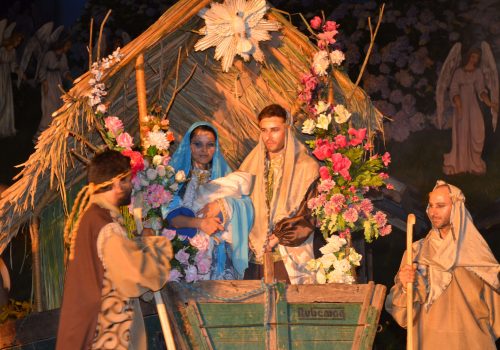 Atores locais representam o nascimento de Jesus (Foto: Flavia Salvini Fotografias)