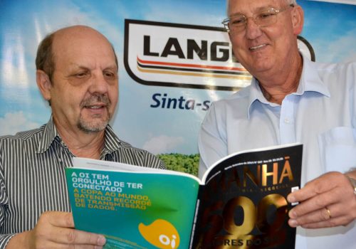 Presidente Dirceu Bayer (e) e vice-presidente Renato Kreimeier com exemplar da Revista Amanhã (Foto: Leandro Augusto Hamester)