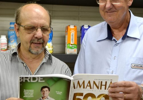 Presidente Dirceu Bayer (e) e vice Renato Kreimeier comemoram desempenho da cooperativa e dividem o reconhecimento concedido à Languiru com associados e colaboradores (Foto: Leandro Augusto Hamester)