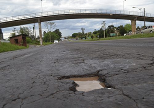 Trechos de muitas rodovias da região, como a BR-386, concentram buracos (Foto: Anderson Lopes)