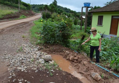 Aos 78 anos, Hilária Kuhn teve que escavar um bueiro, pois a obstrução estava desviando água para dentro da propriedade da família (Foto: Anderson Lopes)