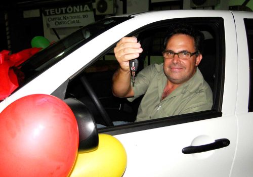 Carlos Mairesse de Azevedo foi o sortudo contemplado com o automóvel zero quilômetro (Foto: Leandro Augusto Hamester)