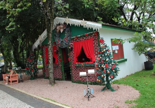 Até o dia 29, a Casa do Papai Noel estará aberta aos sábados de manhã e à tarde para a troca de cautelas (Foto: Jéssica Taís Scheeren)