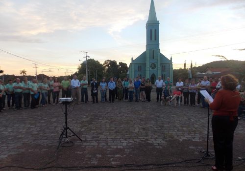 Cerimônia foi realizada em frente à Igreja São Vendelino e subprefeitura de Forqueta (Foto: Maica Viviane Gebing)