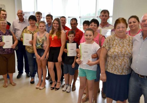 Associados e familiares, com propriedades em oito diferentes municípios, receberam certificados (Foto: Leandro Augusto Hamester)