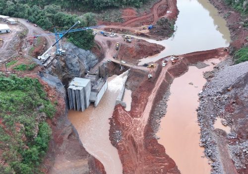 Curso do rio é modificado temporariamente para possibilitar a construção da barragem de forma adequada e segura (002)