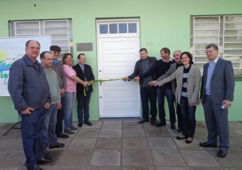 Desenlace da fita com a presença de representantes da adm. municipal, Sec Agricultura, Câmara Vereadores, Emater, artesãs e Liga Fm Combate ao Câncer (Foto: Maica Viviane Gebing)