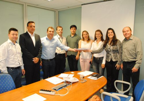 Documentação é entregue para representantes da Vivo (Foto: Gisele A. Feraboli)