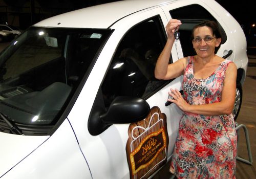 A aposentada Dorícia Horn de Camargo, residente no Bairro Centro Administrativo, foi a ganhadora do automóvel zero quilômetro (Foto: Leandro Augusto Hamester)