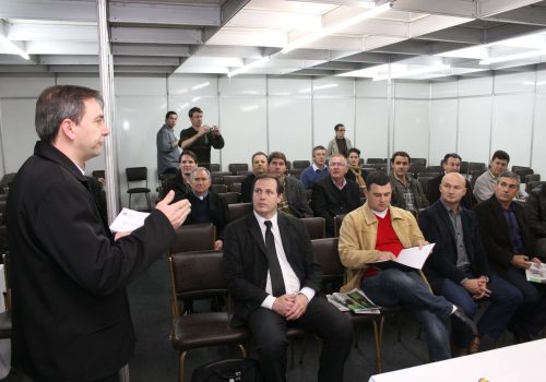 Em evento da Amvat, Evandro Klein convidou os prefeitos da região para participarem da solenidade de início das obras da UTI (Foto: Juremir Versetti)