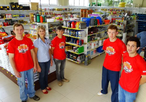 Equipe da nova loja Agrocenter Languiru trabalha para atender bem associados e clientes (Foto: Divulgação)