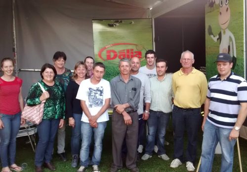 Produtores participantes do módulo “Reprodução Bovina” reunidos na propriedade de Gilberto Lodi, em Anta Gorda (Foto: Divulgação)