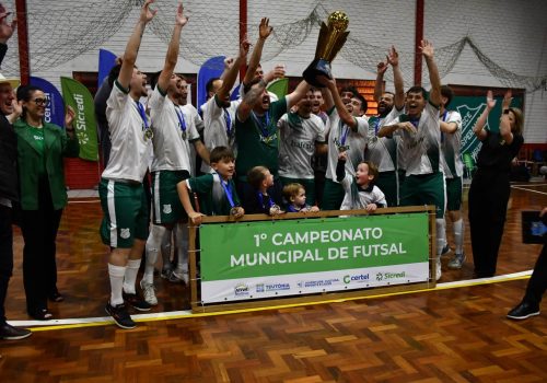 Esperança (Bairro Languiru) ergue a taça de campeão da Série Ouro