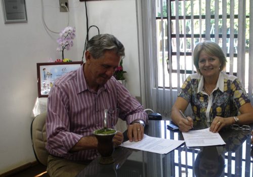 Heineck e prefeita Carmen assinam convênio (Foto: Divulgação)