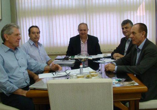 Ardêmio, Marne, Paulo, Gilberto e Ernesto em reunião de trabalho na Embrapa de Juiz de Fora (MG) (Foto: Divulgação)