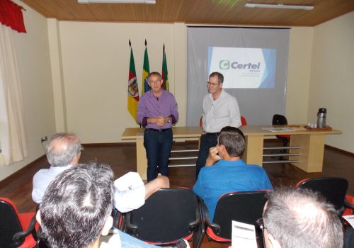 Presidente da CIC-VT, Ito Lanius e o diretor de Geração de Energia da Certel, Júlio Salecker, na reunião em Coqueiro Baixo (Foto: Simone Wobeto)