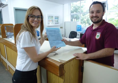 Jeruza Cíceri Herold retirou documentação de abertura de sua empresa no Protocolo da Prefeitura (Foto: Divulgação)
