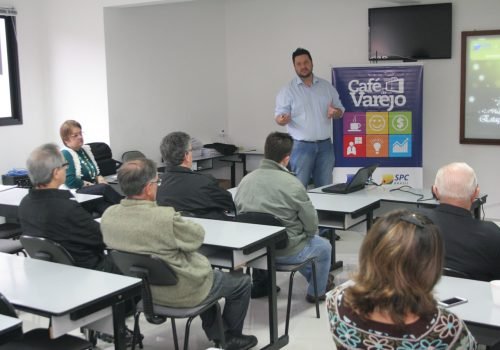 Encontro entre direção da CDL e comerciantes estipulou metas para elaborar uma campanha diferenciada neste ano (Foto: Juremir Versetti / Chinelagem Press)