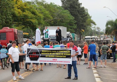 Manifestantes discursaram por mais segurança e cobraram agilidade do Dnit para reestruturar o acesso a Conventos (Foto: Estevão Heisler)