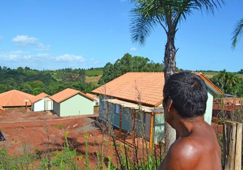 Moradias construídas na nova aldeia caingangue (Foto: Anderson Lopes/Arquivo)