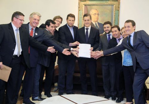 PL do Leite é entregue ao presidente da AL-RS, deputado Edson Brum (Foto: Divulgação)
