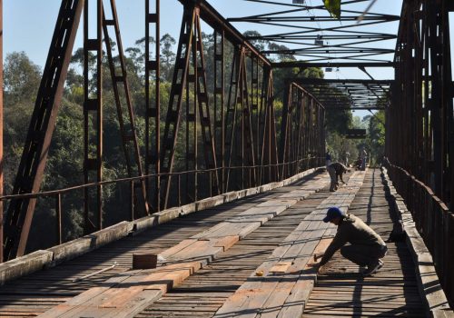 Ponte de ferro sendo reformada (Foto: Rafael Grün)