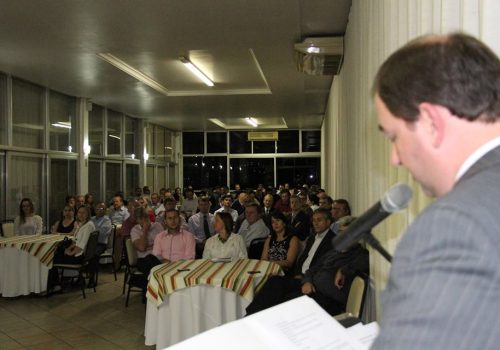 Posse: Gilberto Keller falou ao público sobre desafios do cargo (Foto: Camila Pires)