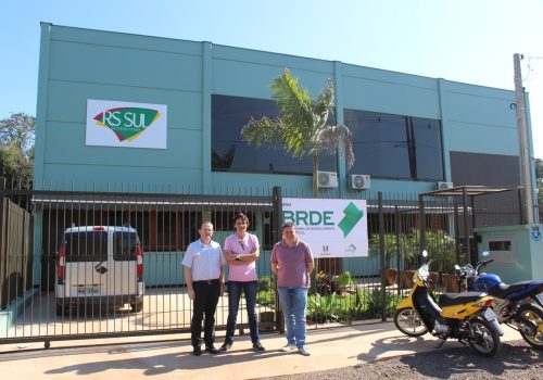 Prefeito e secretário junto ao empreendedor instalado no Condomínio Industrial (Foto: Maica Viviane Gebing)
