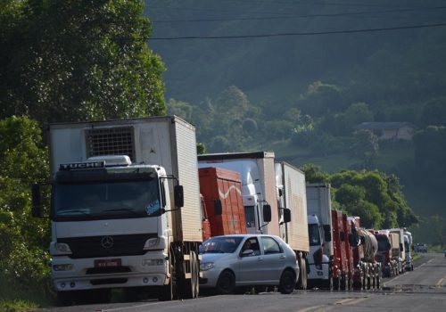 No quarto dia de mobilização dos caminhoneiros, governo federal envia tropas da Força Nacional de Segurança para obrigar motoristas a liberarem passagens (Foto: Anderson Lopes)