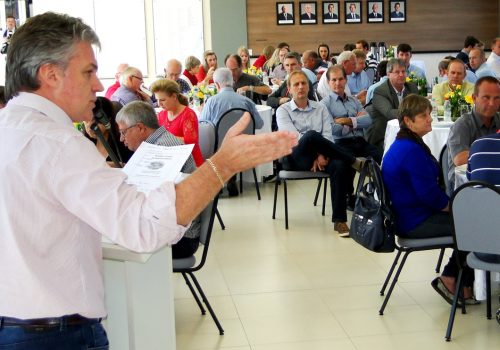 Prefeito de Teutônia, Renato Altmann, palestrou para mais de 90 pessoas no Auditório 03 da CIC Teutônia (Foto: Leandro Augusto Hamester)