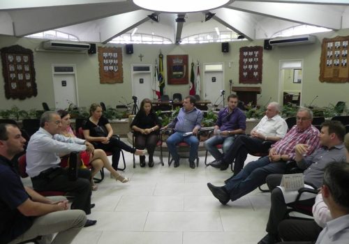 Lideranças preparam audiência pública para exigir melhorias da Anatel (Foto: Lívia Oselame)