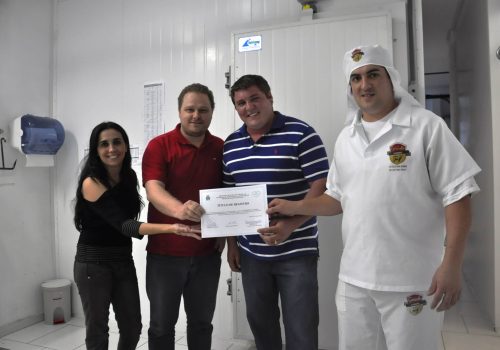 Fernanda e Giovanella na entrega do certificado aos sócios Dieter e Winckelmann (Foto: Rafael Scheeren Grün)