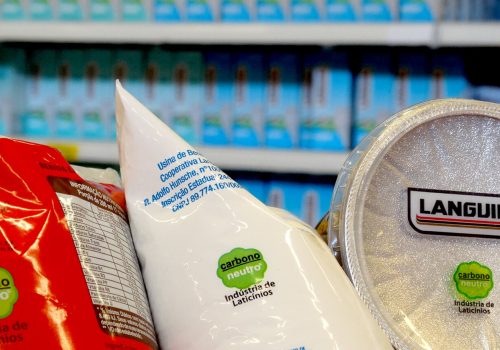 Selo Carbono Neutro está impresso nas embalagens dos produtos lácteos (Foto: Éderson Moisés Käfer)