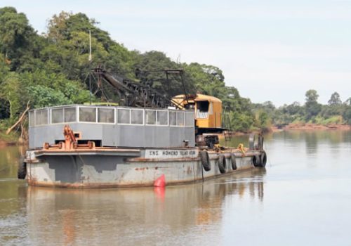 Trabalho de dragagem garante a navegabilidade do rio em trechos com acúmulo de cascalho, diz engenheiro da AHSul (Foto: Arquvio A Hora)