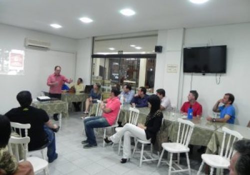 Aprendizado: Visitantes conheceram a organização da Amturvales (Foto: Lívia Oselame)