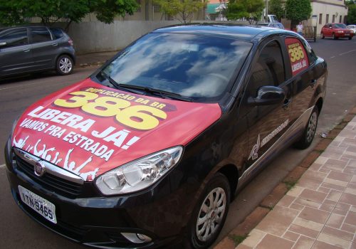Sinduscom-VT investiu na adesivagem do seu carro para apoiar manifestação (Foto: Camila Pires)