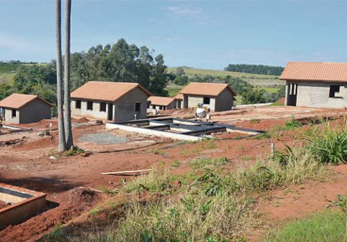 Empresa Iccila já iniciou a construção de 20 casas na nova aldeia indígena. Previsão é finalizar todas até janeiro de 2015 (Foto: Rogrigo Martini)