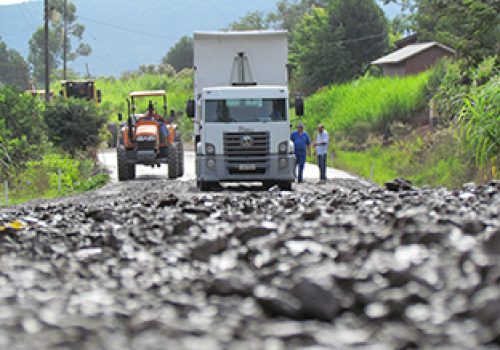 Três equipes retomaram nesta semana as obras na rodovia que liga os municípios de Forquetinha e Sério (Foto: Estevão Heisler)