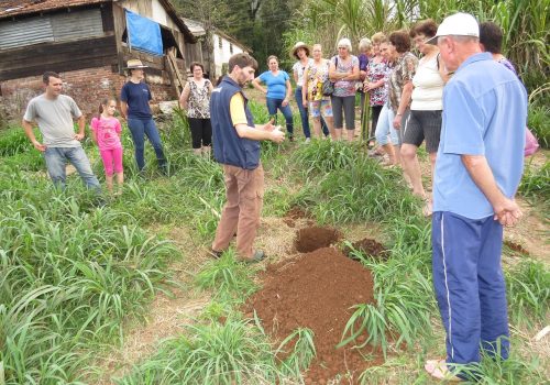 Curso ocorreu na propriedade da agricultora Inês Beuren, na última quinta-feira, dia 13 (Foto: Divulgação)