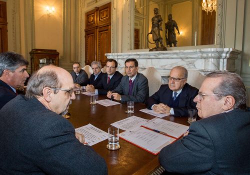 Presidente da Cooperativa Languiru, Dirceu Bayer (e), participou de reunião no Palácio Piratini com o governador Tarso Genro (Foto: Divulgação Seapa/RS)