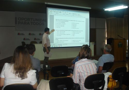 Questionário da pesquisa já foi elaborado pela comissão (Foto: Kelly Raquel Scheid)
