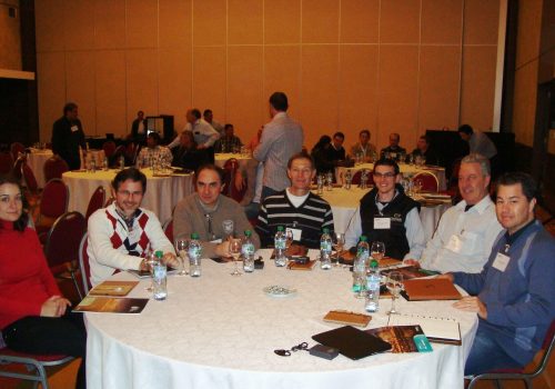 Giongo (terceiro da esquerda para a direita) no grupo de trabalho com os demais participantes (Foto: Divulgação)