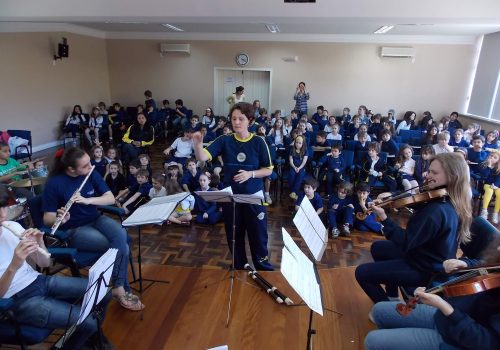 Grupo musical é composto por 17 alunos que tocam diferentes instrumentos (Foto: Nicole Morás)