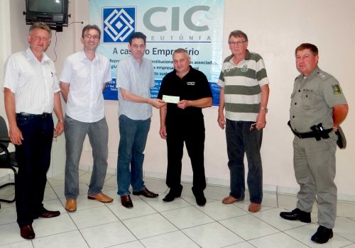 Administração Municipal e CIC no repasse do recurso financeiro ao Consepro, em benefício da Brigada Militar de Teutônia (Foto: Divulgação)